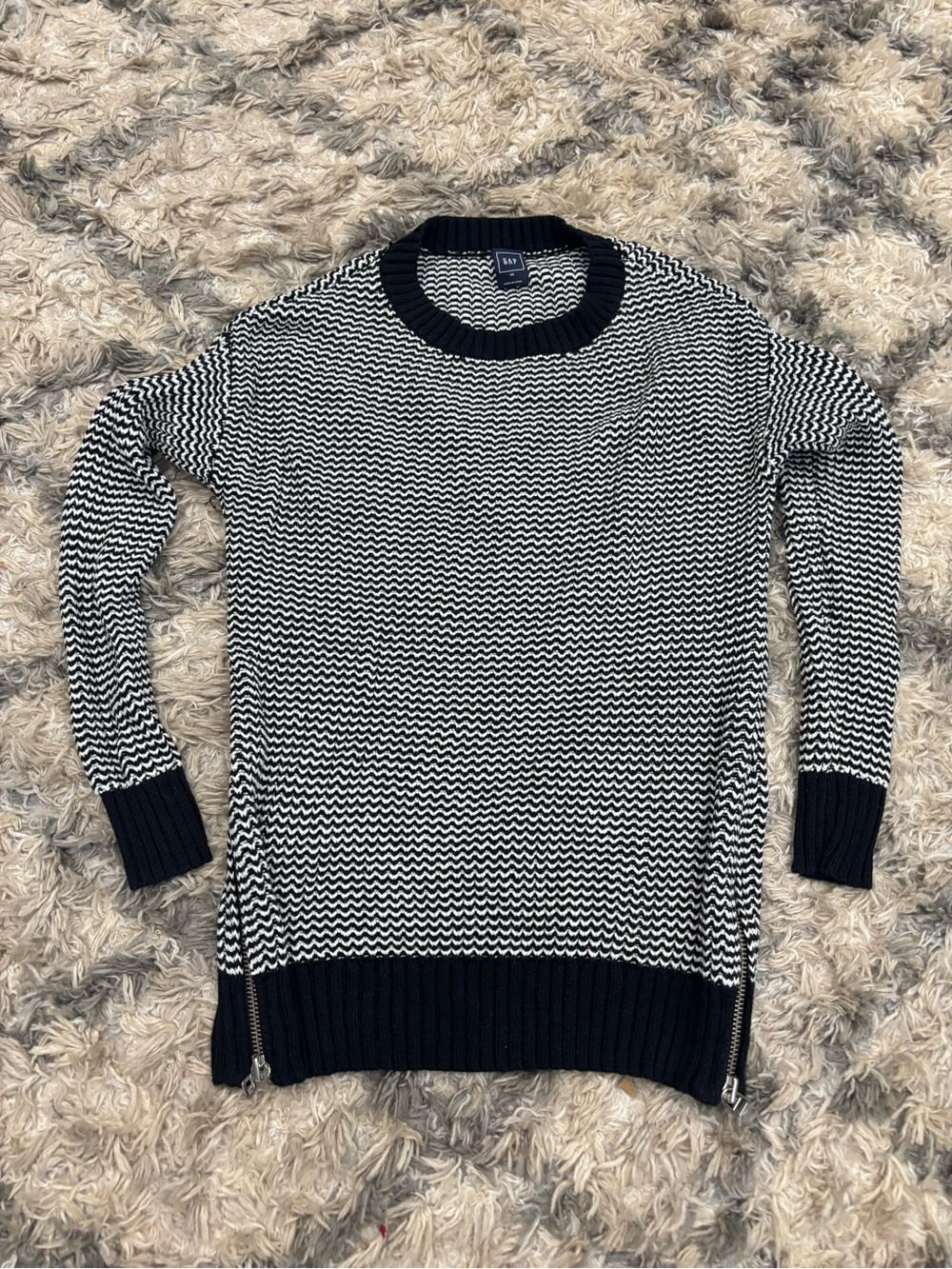 GAP Black & White Wave-Pattern Crewneck Sweater